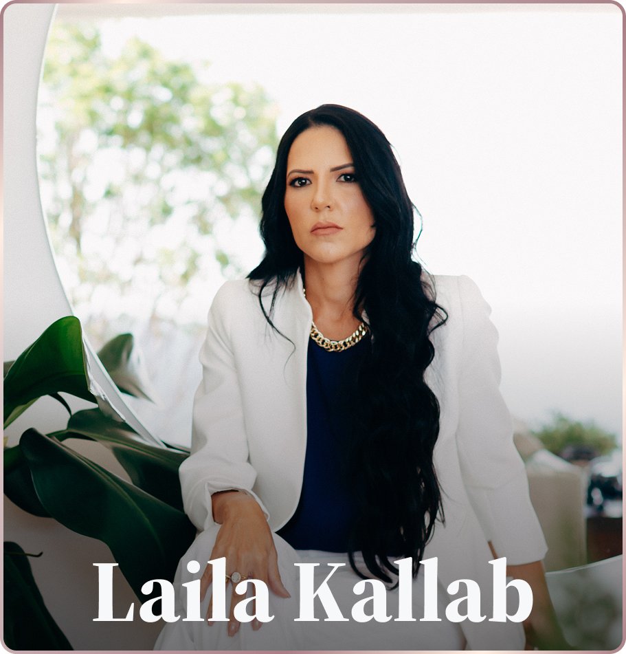 Laila Kallab, uma das sócio-fundadoras da empresa, sentada vestindo trajes elegantes brancos