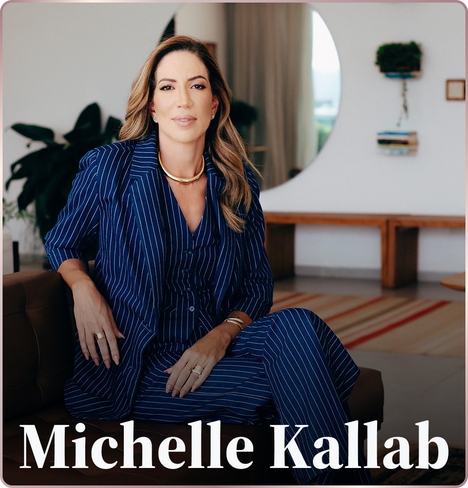 Michelle Kallab, uma das sócio-fundadoras da empresa, sentada vestindo trajes elegantes azuis