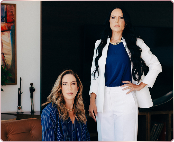 Sócias da Amlak Kallab, com postura confiante e trajes formais, lado a lado, transmitindo solidez e profissionalismo
